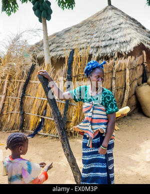 Jeune femme gambienne exerçant son bébé sur son dos, village de Juffureh, Gambie, Afrique de l'Ouest Banque D'Images