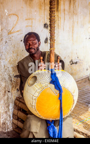 Musicien jouant de la Kora gambienne, village de Juffureh, Gambie, Afrique de l'Ouest Banque D'Images