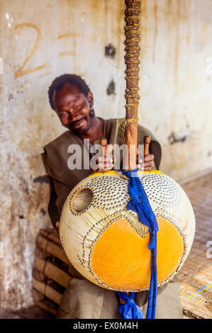 Musicien jouant de la Kora gambienne, village de Juffureh, Gambie, Afrique de l'Ouest Banque D'Images