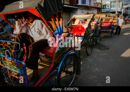 Une ligne de rickshaws en cycle attendant les passagers à Sibolga, une ville se trouve sur la côte ouest de Sumatra, dans la province de Sumatra au nord, en Indonésie. Banque D'Images