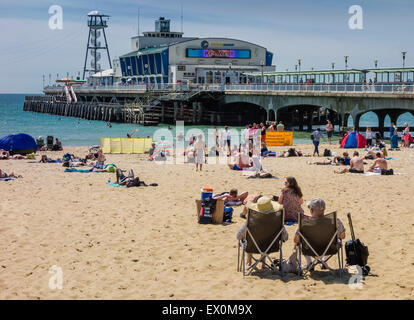 La jetée de Bournemouth et de la plage de l'Est, la baie de Poole, Dorset, England, UK Banque D'Images