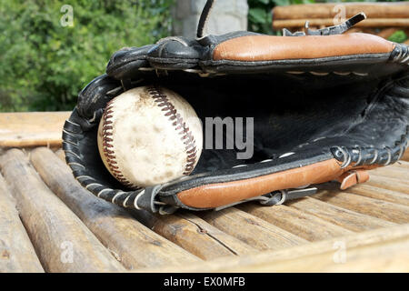 Un gant de baseball avec une sale vieille bille à l'intérieur Banque D'Images