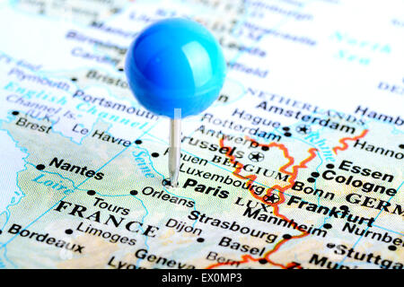 Plan macro sur une carte de l'Europe montrant Paris France Banque D'Images