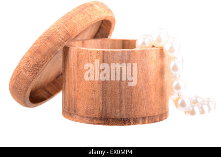 Boîte à bijoux en bois avec des perles dans il isolated on white Banque D'Images