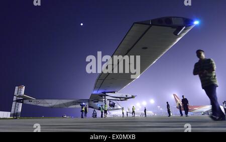 3 juin 2015 - Solar Impulse près de Washington après avoir brisé le vol en solo sans escale avion solaire record record d'endurance a 72 heures en vol au-dessus de Pacific sur septième étape du tour du monde en voyage et est due pour descendre le vendredi. Photo:le 31 mai, 2015 - Nanjing, République populaire de Chine - Solar Impulse 2, André BORSCHEBERG pilote de Solar Impulse au Hangar à Nanjing, Chine, quelques minutes avant le décollage à Hawaii. © Marcio Machado/ZUMA/Alamy Fil Live News Banque D'Images