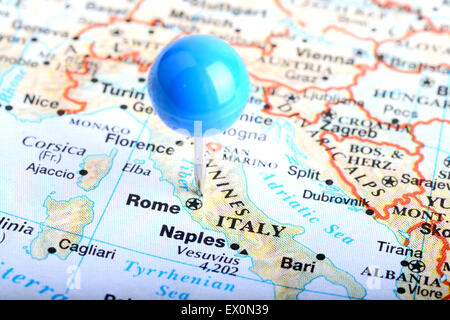 Plan macro sur une carte de l'Europe montrant Rome Italie Banque D'Images