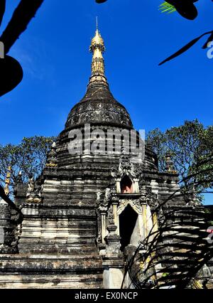 Chiang Mai, Thaïlande : des pierres en forme de cloche Chedi couronné d'un fleuron doré au Wat Pa Pao * Banque D'Images