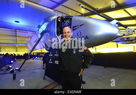 3 juillet 2015 - Solar Impulse près de Washington après avoir brisé le vol en solo sans escale avion solaire record record d'endurance a 72 heures en vol au-dessus de Pacific sur septième étape du tour du monde en voyage et est due pour descendre le vendredi. Sur la photo : le 22 avril 2015 - Nanjing, République populaire de Chine - pilote de Solar Impulse, Bertrand Piccard avec le Solar Impulse 2 dans l'arrière-plan à l'Aéroport International Lukou de Nanjing, Chine. © Marcio Machado/ZUMA/Alamy Fil Live News Banque D'Images