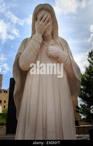 Une statue en face de la bombe d'Oklahoma City Memorial. Banque D'Images