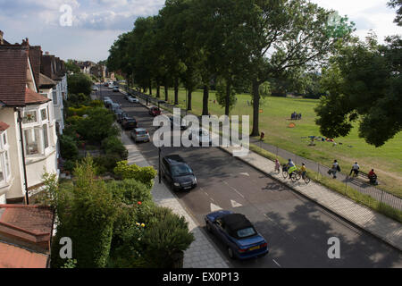 Vue aérienne de la banlieue de Edwardian maisons jumelées dans une rue du sud de Londres. Banque D'Images