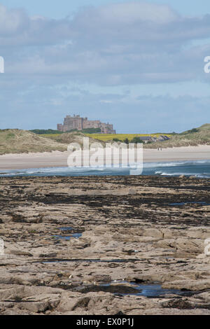 Château de Bamburgh de Seahouses Harbour sur la côte de Northumberland, Angleterre, Grande-Bretagne Banque D'Images