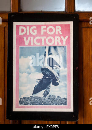 Vintage WW2 les affiches de propagande sur le quai de la gare à Loughborough, sur la Great Central Railway, Leicestershire, Angleterre. Banque D'Images