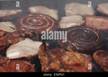 La viande au barbecue sur le feu du charbon de libre de droit. Banque D'Images