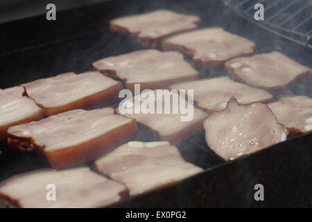 La viande au barbecue sur le feu du charbon de libre de droit. Banque D'Images