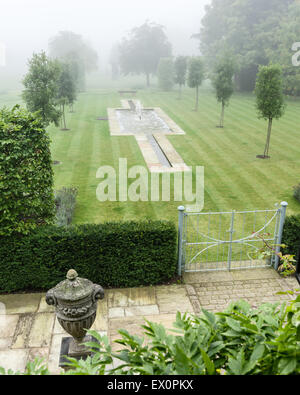 Vue de dessus de pelouse avec étang en forme de croix et de la fontaine Banque D'Images