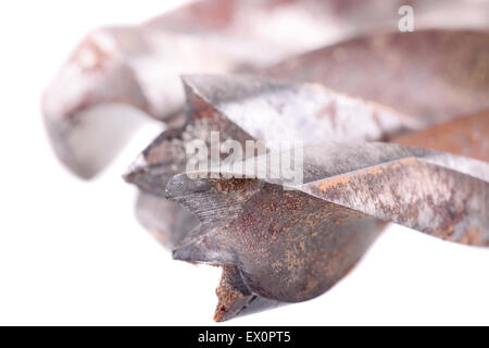 Macro d'Old rusty drill bits isolé sur fond blanc Banque D'Images