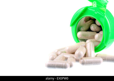 Plan macro sur une bouteille versant pills isolated on white with copy space Banque D'Images