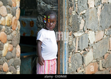 Fille créole de tresses, décoré avec des perles colorées dans le village Rebelados sur l'île de Santiago, Cap-Vert, Afrique Banque D'Images
