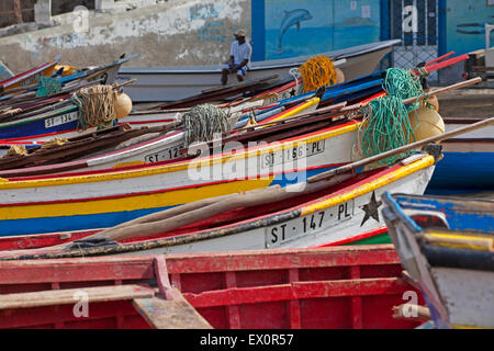 Bateaux de pêche en bois traditionnels colorés dans le port de Tarrafal sur l'île Santiago, Cap Vert / Cabo Verde, l'Afrique Banque D'Images
