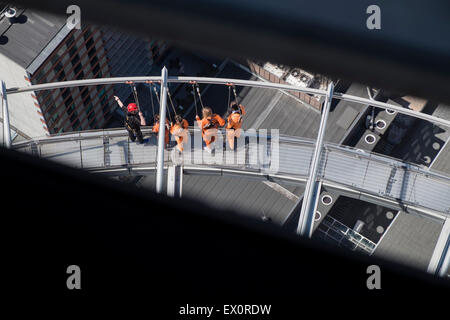 Skywalkers sur le chemin de ronde autour de la Sky Tower d'Auckland à 192 mètres au-dessus du niveau de la rue, en Nouvelle-Zélande. Banque D'Images
