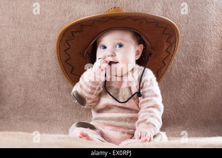 Happy laughing baby portant un cow girl costume avec un grand chapeau Banque D'Images