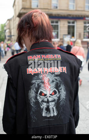 Jeune homme portant Patch Iron-Maiden Banque D'Images