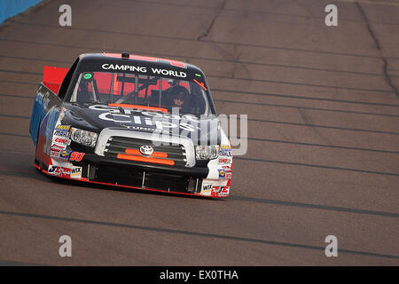 AVONDALE, Arizona - 12 novembre : Brad Sweet (90) prend des longueurs dans une séance d'essai pour le NASCAR Camping World Truck Series Banque D'Images