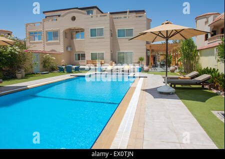 Villa de luxe show accueil dans un resort tropical avec piscine et jardin Banque D'Images