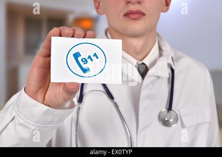 Carte de visite du médecin avec symbole 911 Banque D'Images