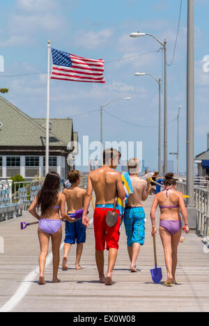 Ocean City, New Jersey, États-Unis, scènes de plage, vacances d'été de groupe d'adolescents, marcher sur la promenade, de derrière Banque D'Images