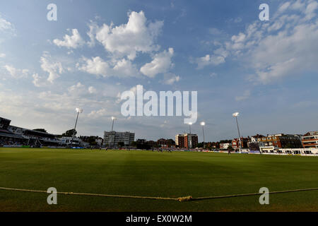 Cricket illuminé pendant le match de cricket Blast de NatWest T20 entre Sussex Sharks et Kent Spitfires au brightonandhovejobs.com County Ground à Hove vendredi 3 juillet 2015 Banque D'Images