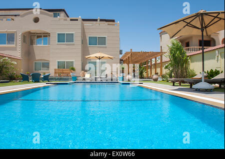 Villa de luxe show accueil dans un resort tropical avec piscine et jardin Banque D'Images