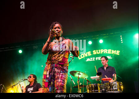 Glynde Place, Sussex, UK. 06Th Juillet, 2015. Love Supreme Jazz Festival. . Le premier jour du festival, fils Guarachando en concert dans l'arène tente. Le groupe est emmené par la chanteuse Adriana seigneur de La Havane, Cuba. Credit : Francesca Moore/Alamy Live News Banque D'Images