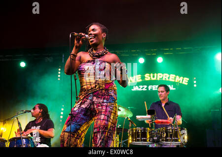 Glynde Place, Sussex, UK. 06Th Juillet, 2015. Love Supreme Jazz Festival. . Le premier jour du festival, fils Guarachando en concert dans l'arène tente. Le groupe est emmené par la chanteuse Adriana seigneur de La Havane, Cuba. Credit : Francesca Moore/Alamy Live News Banque D'Images