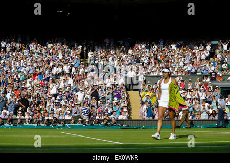 Wimbledon, Royaume-Uni. 06Th Juillet, 2015. Les Championnats de tennis de Wimbledon. Mesdames des célibataires troisième match entre tête de Serena Williams (USA) et Heather Watson (GBR). La foule Heather Watson donner une ovation debout après qu'elle remporte le second set au niveau le match : Action Crédit Plus Sport/Alamy Live News Banque D'Images