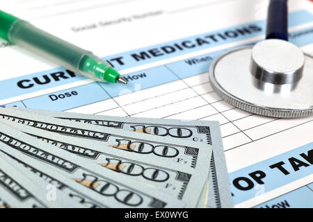 Stéthoscope et de l'argent sur un formulaire médical. Concept de soins de santé. Banque D'Images