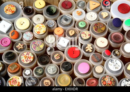 Les boutons colorés vintage, marché, France. Banque D'Images