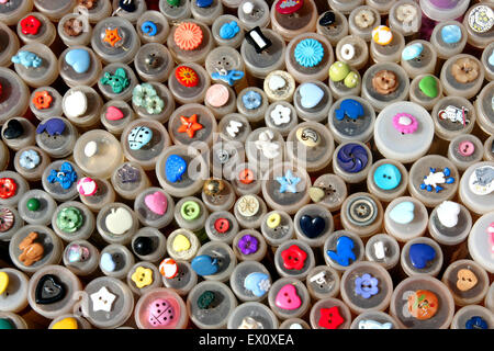 Les boutons colorés vintage, marché, France. Banque D'Images