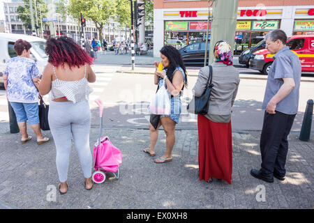 La Haye, aux Pays-Bas. 06Th Juillet, 2015. Après la mort de Mitch né d'Aruba Henriquez il y a eu des émeutes dans les quartier Schilderswijk multiculturelle. De nombreux jeunes hommes dans les rues après l'iftar et provoquer des incendies et l'utilisation de la violence contre la police anti-émeute. Les tensions sont restés élevés après la mort de mister Henriquez dimanche dernier, qui est dit avoir été causé par l'utilisation excessive de la force par la police lors de son arrestation. Credit : Willem Arriens/Alamy Live News Banque D'Images