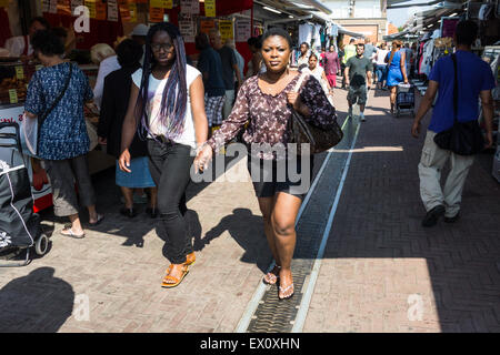 La Haye, aux Pays-Bas. 06Th Juillet, 2015. Après la mort de Mitch né d'Aruba Henriquez il y a eu des émeutes dans les quartier Schilderswijk multiculturelle. De nombreux jeunes hommes dans les rues après l'iftar et provoquer des incendies et l'utilisation de la violence contre la police anti-émeute. Les tensions sont restés élevés après la mort de mister Henriquez dimanche dernier, qui est dit avoir été causé par l'utilisation excessive de la force par la police lors de son arrestation. Credit : Willem Arriens/Alamy Live News Banque D'Images