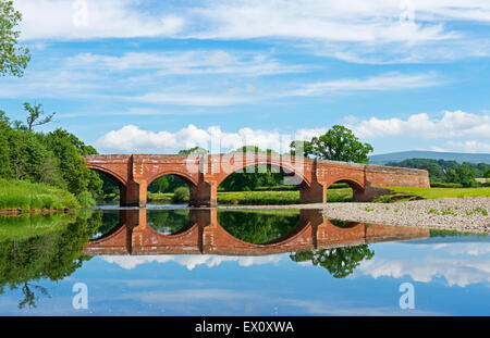 Pont sur la rivière de grès près de Lazonby Eden, Eden Valley, Cumbria, Angleterre, Royaume-Uni Banque D'Images