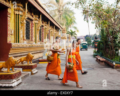 Jeunes moines en dehors de Wat Si Muang, Vientiane, Laos, P.D.R. Wat Si Muang est un temple bouddhiste célèbre pour avoir la bonne chance. Banque D'Images