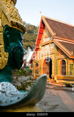 L'extérieur du Wat Si Muang, Vientiane, Laos P.D.R. Wat Si Muang est un temple bouddhiste célèbre pour avoir la bonne chance. Banque D'Images