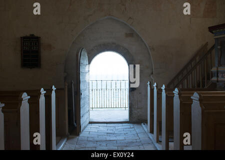 L'Église danoise avec vue sur la mer, dans la vieille église de Højerup, Danemark Banque D'Images