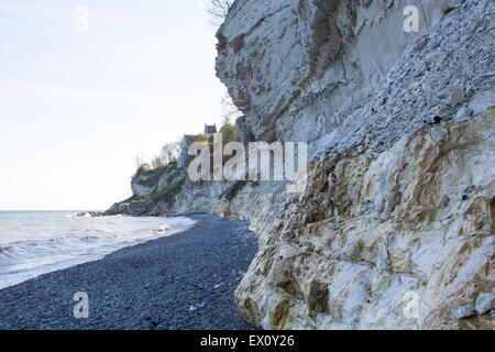 Stevns Klint au Danemark avec l'ancienne église de Højerup sur la falaise Banque D'Images