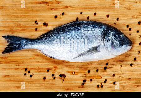 Poisson frais dorado sur fond de bois Banque D'Images
