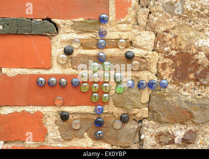 Affichage artistique de perles de verre à Taperly Park, le développement durable demeure seigneuriale à Instow, près de Bideford, Devon, Angleterre, Royaume-Uni Banque D'Images