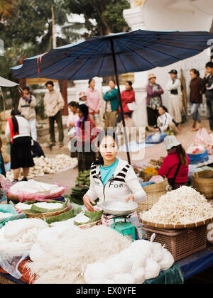 Un stand de nouilles au marché du matin. Luang Prabang, Laos. Banque D'Images