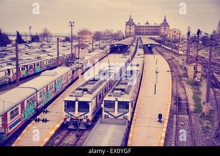 Vue d'Hardarpasa Vintage gare avec vieux trains inutilisés graffiti sur la ligne désaffectée à Istanbul Banque D'Images