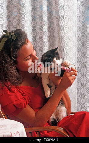 Jeune femme latino-américaine de câliner chaton mâle Banque D'Images